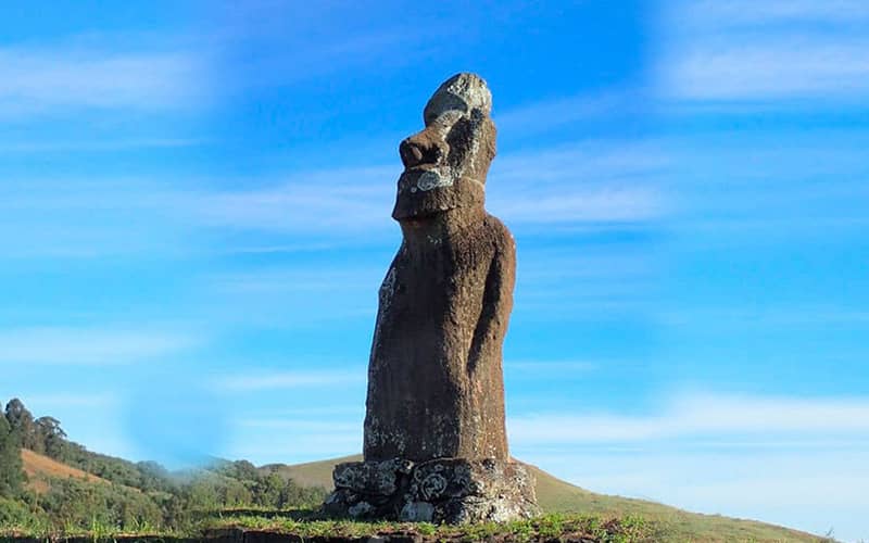 تک مجسمه غول پیکری در جزیره ایستر