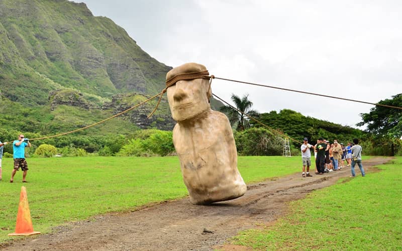 مردم در حال کشیدن مجسمه ای بزرگ با طناب