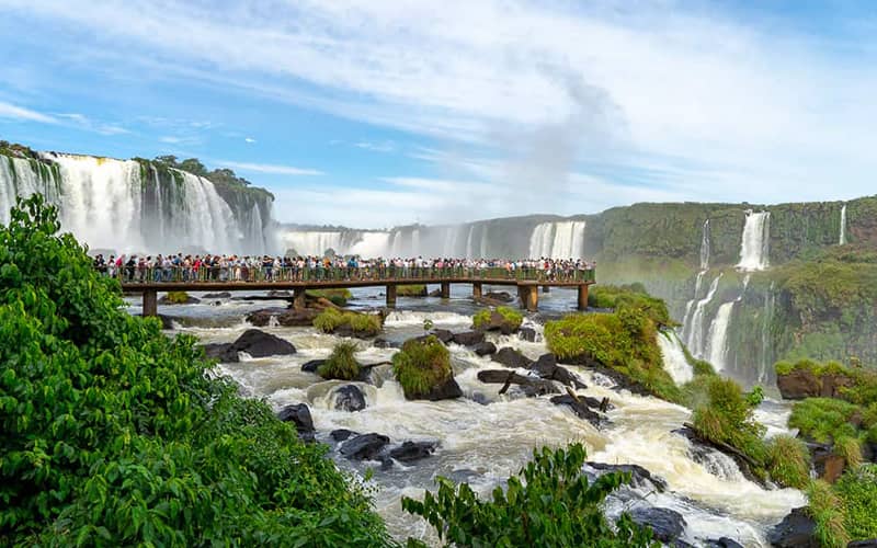 حضور گردشگران روی سکوی تماشای چوبی در آبشار ایگواسو