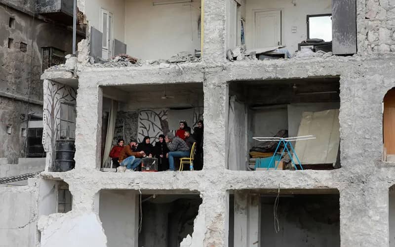 خانواده ای در میان خرابه های زلزله سوریه