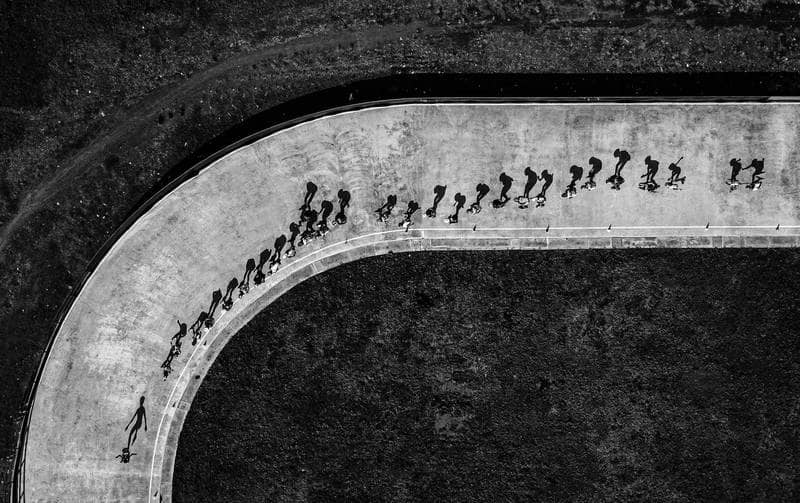 عکس هوایی از دوچرخه سواران در پیستی بتنی