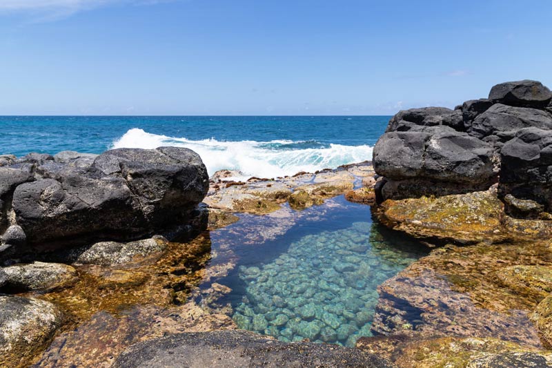 چاله های آبی در حمام ملکه در جزیره هاوایی با آب زلال