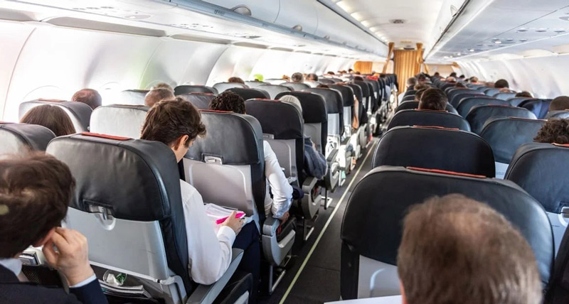 مسافران در کابین هواپیما از نمای پشت
