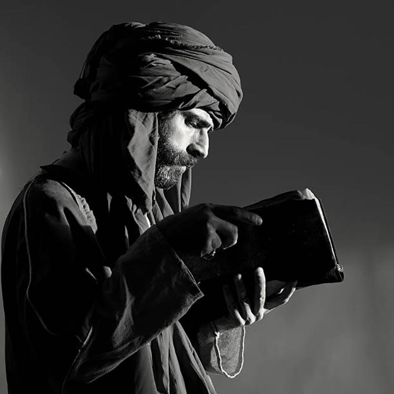 صوفی در حال مطالعه و عبادت 