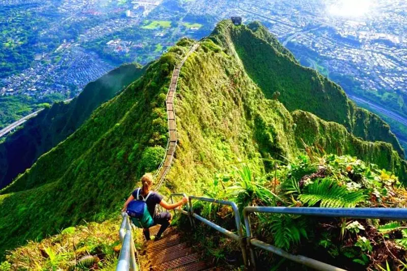 گردشگر هاوایی در مسیر پیاده روی در هاوایی بر فراز کوه