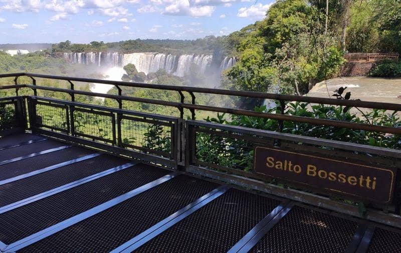 سکوی تماشای مشرف به آبشار ایگواسو