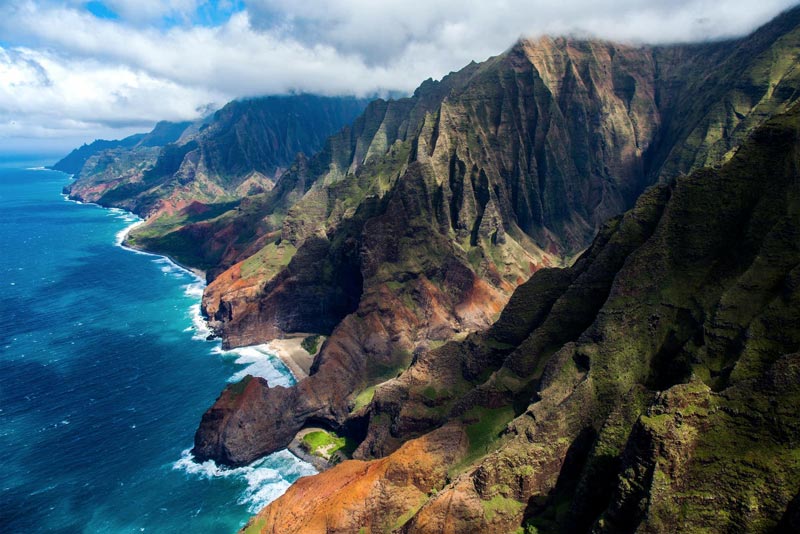 سواحل صخره ای ناپالی در جزیره کائوآی هاوایی از نمای بالا