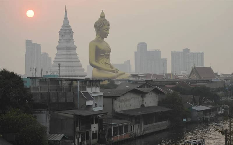 مجسمه بودا در هوای کثیف شهر