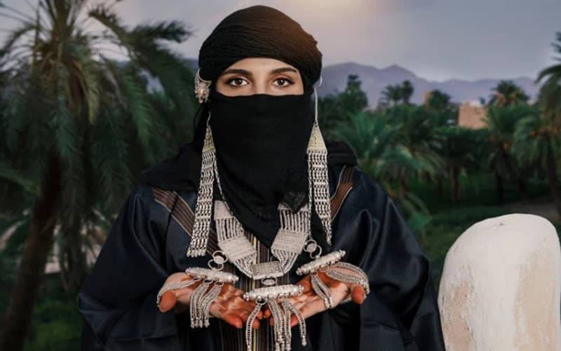 زنی با لباس عربی