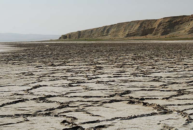 دریاچه فصلی نمک خور با خاک خشک