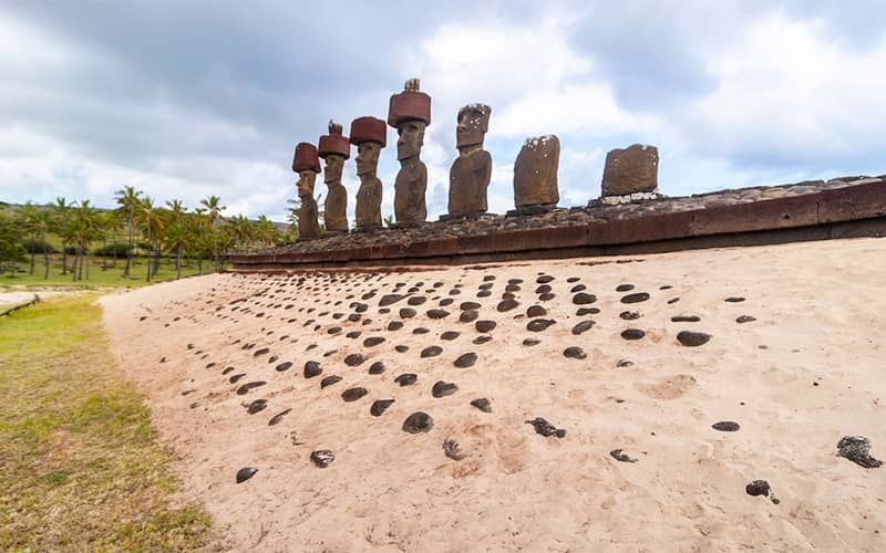 چندین مجسمه سنگی در جزیره ایستر