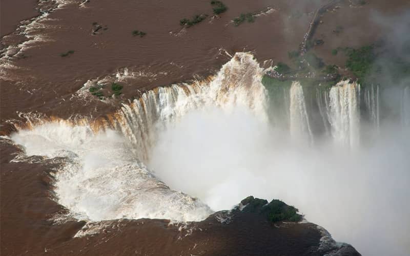 آبشار پرآب ایگواسو