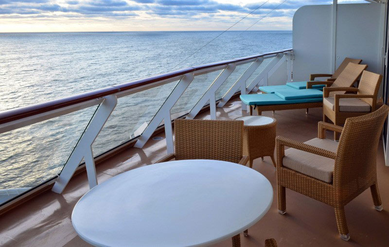 میز و صندلی در عرشه کشتی های مسافرتی