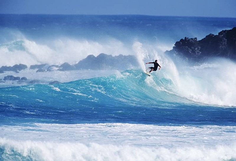 گردشگر هاوایی در حال موج سواری