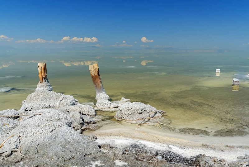 بلورهای سفید نمک در دریاچه ارومیه