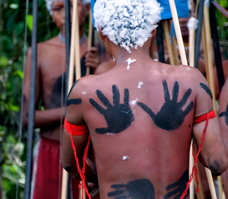 مردی در حال انجام مراسم سنتی با جای دست روی بدنش