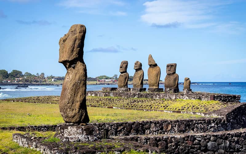 تک مجسمه ای در فاصله دور از چندین مجسمه سنگی در جزیره ایستر