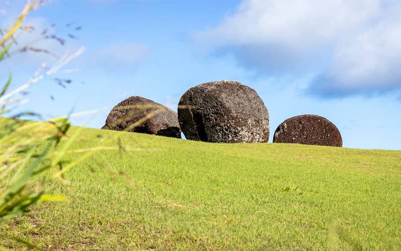 چند سنگ بزرگ و سیاه در جزیره ایستر