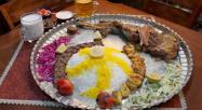 غذای رستوران سنتی مرشد در سینی‌های مسی 