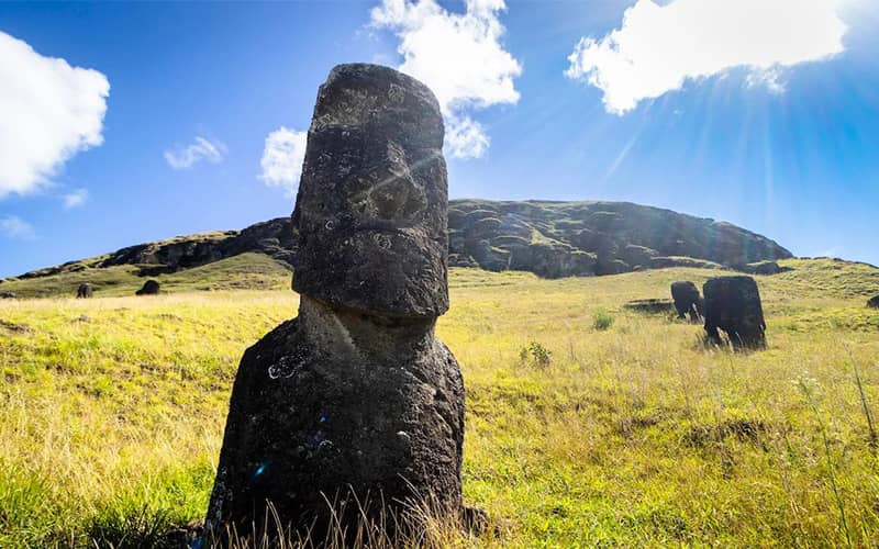 مجسمه ای با سر سنگی بزرگ در جزیره ایستر