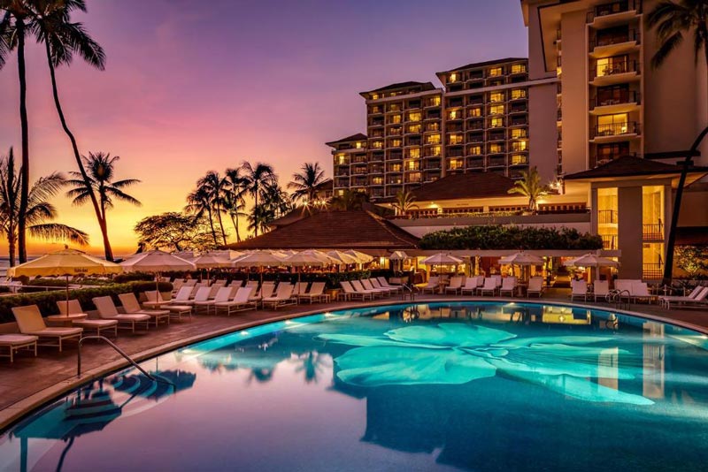 ساختمان و استخر هتل هالکولانی هاوایی در شب