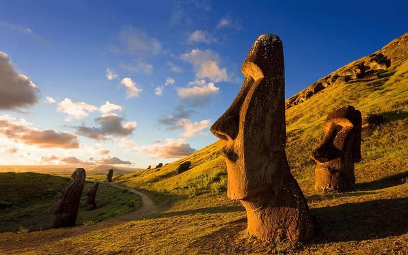 مجسمه ای سنگی با صورت بزرگ در جزیره ایستر
