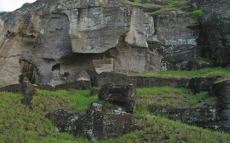 بقایای مجسمه های سنگی در پای یک صخره