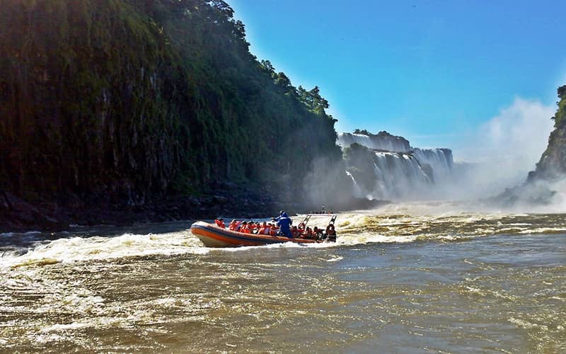 قایق سواری مهیج در کنار آبشار ایگواسو