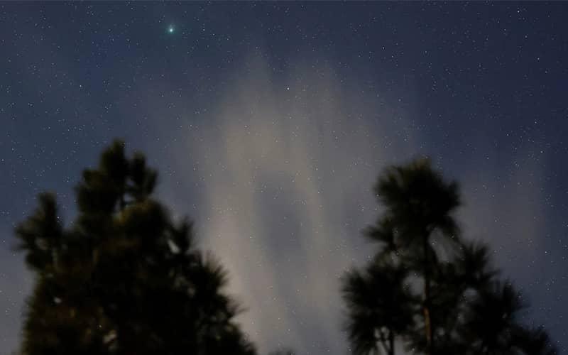 دنباله دار سبزرنگی در آسمان شب