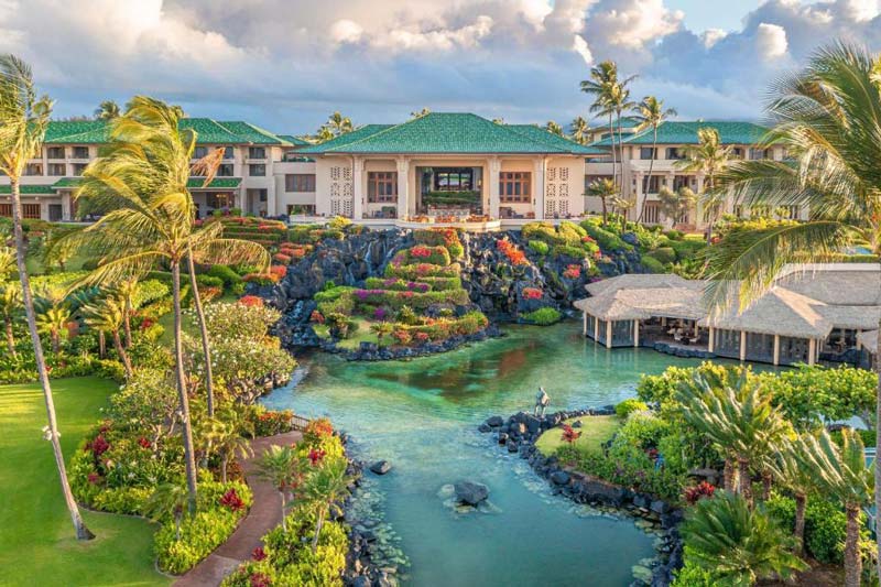 محوطه بیرونی هتل گرند حیات کاوایی هاوایی با برکه زیبا