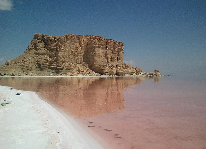 رنگ سرخ آب در دریاچه ارومیه کنار صخره های بلند