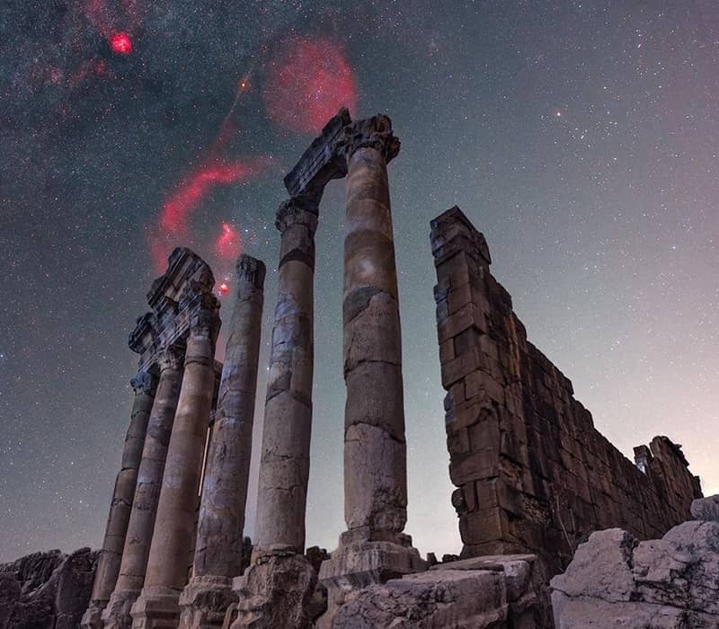 ستون های یک اثر باستانی زیر آسمان پرستاره