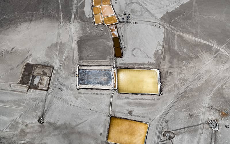 عکسی هوایی از حوضچه نمک به رنگ خاکستری و خردلی