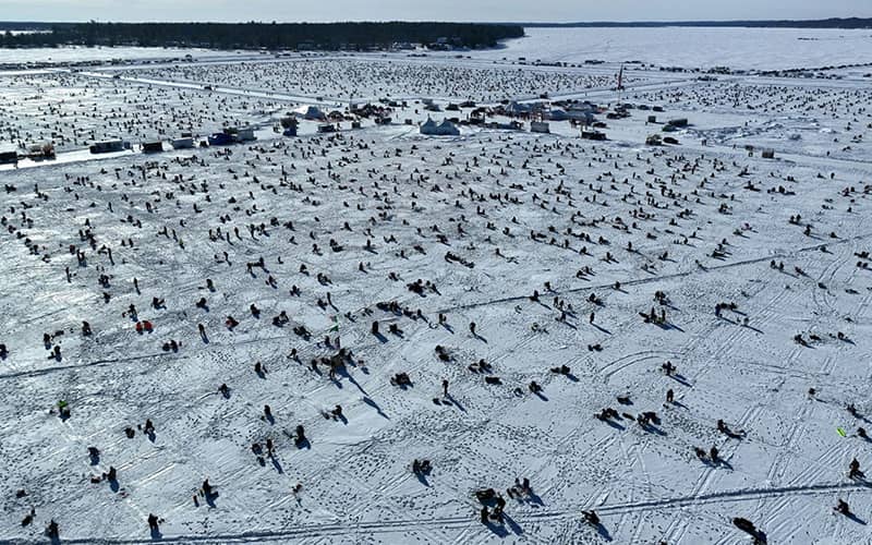 جمعیت زیادی از مردم روی دریاچه یخ زده