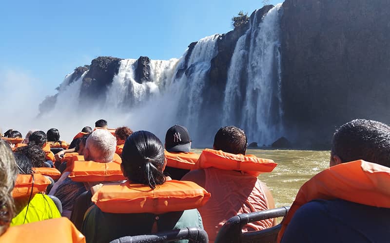 قایق سواری از نزدیکی آبشار ایگواسو