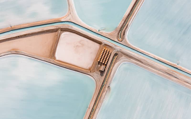 عکس هوایی از حوضچه های نمک به رنگ آبی و قهوه ای کمرنگ