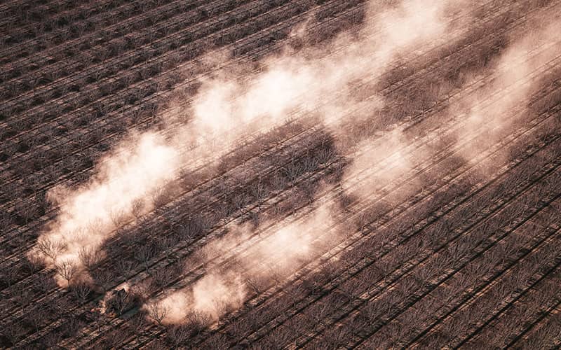عکس هوایی از زمینی با ماشین های کشاورزی