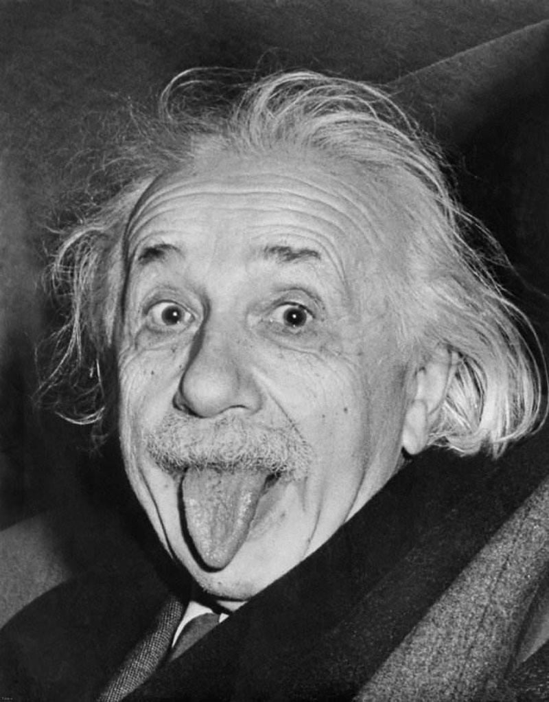 عکس اینشتین در برابر دوربین عکاسان