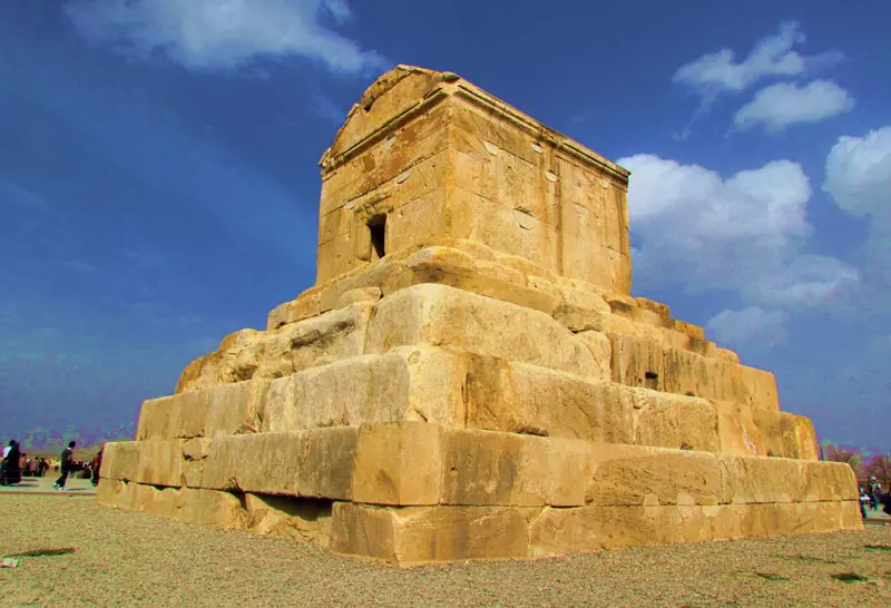 مقبره کوروش در مجموعه تاریخی پاسارگاد شیراز