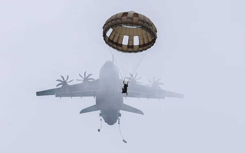 فرود یک بالن از جلوی هواپیمایی جنگی