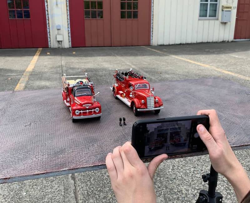 عکاسی از دو ماشین قرمز اسباب بازی