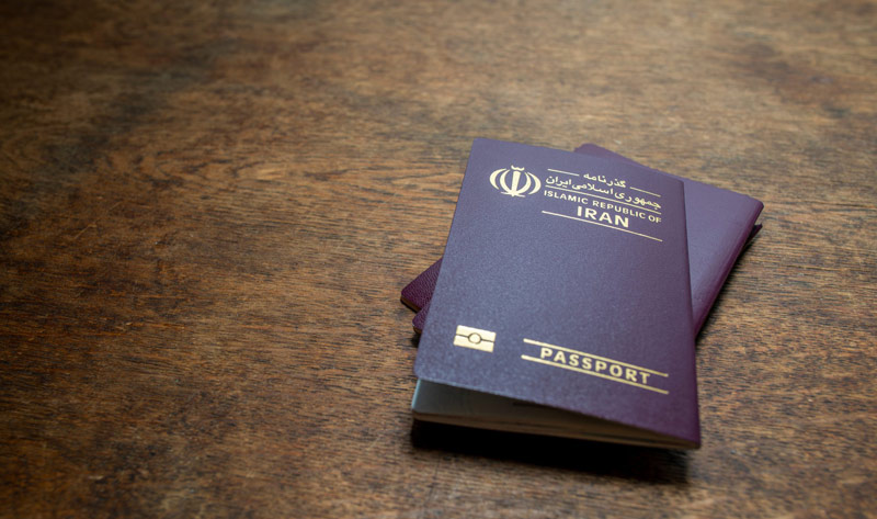 تصویر پاسپورت ایرانی روی میز