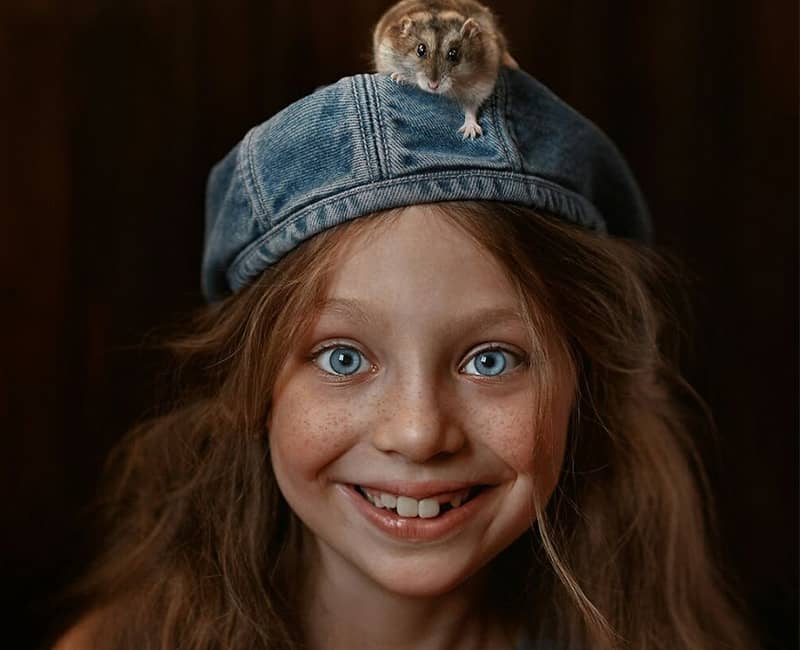 عکس دختری با سنجابی روی سر