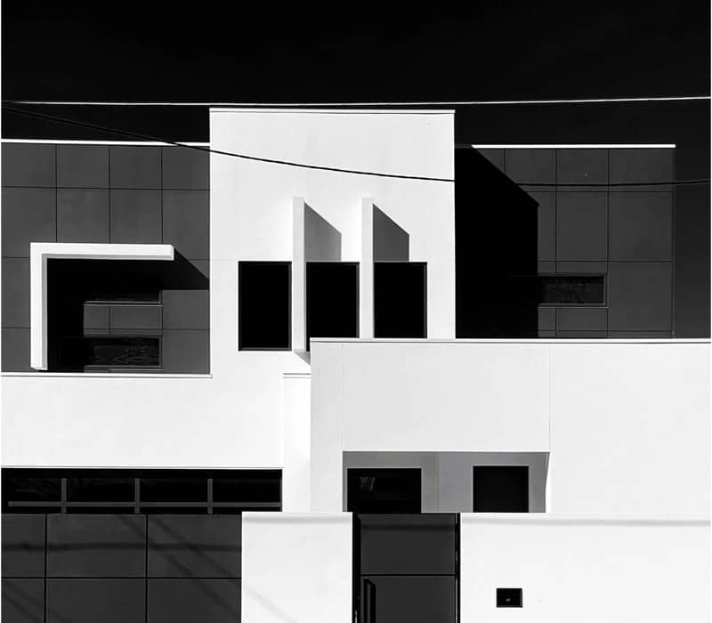 نمای سیاه و سفید یک آپارتمان