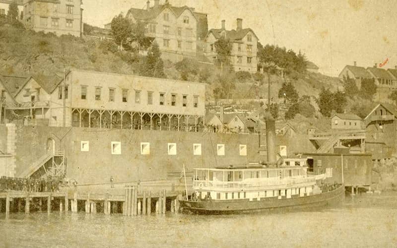 عکسی قدیمی از پهلوگیری یک کشتی در جزیره آلکاتراز