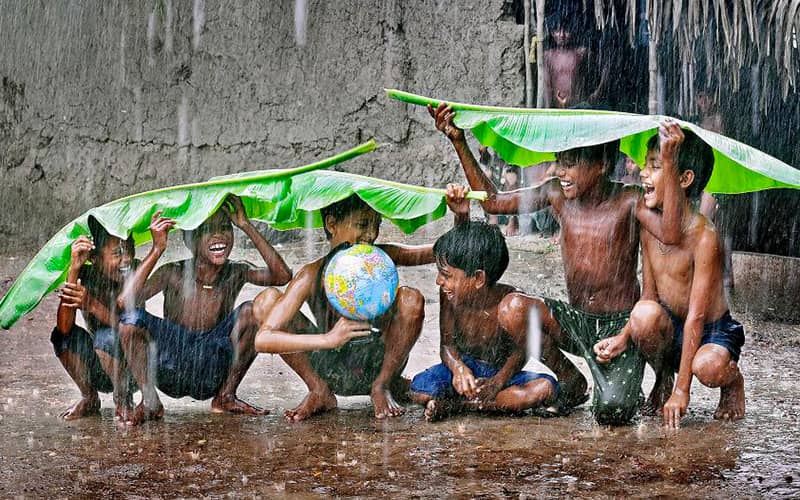 کودکان زیر باران
