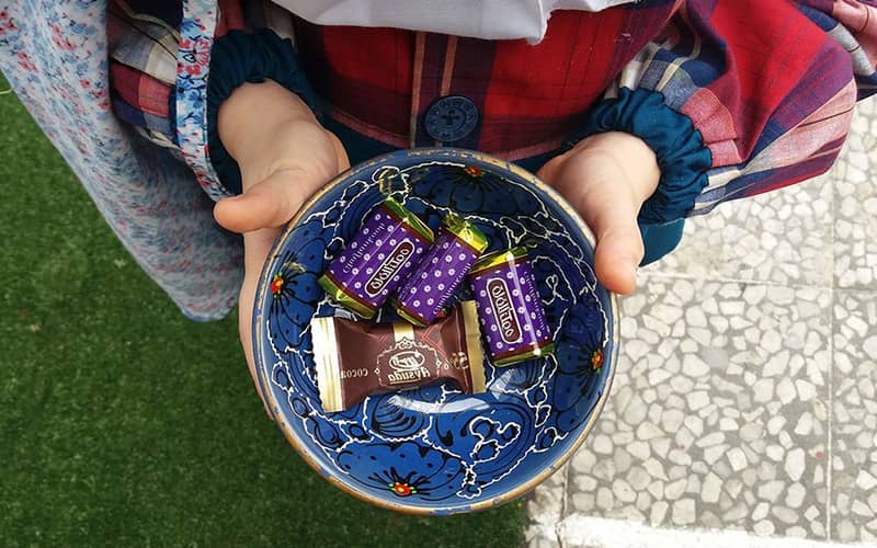 دختری با یک کاسه شکلات در چهارشنبه سوری