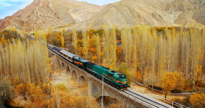 خط ریلی راه آهن سراسری ایران در طبیعت پاییزی