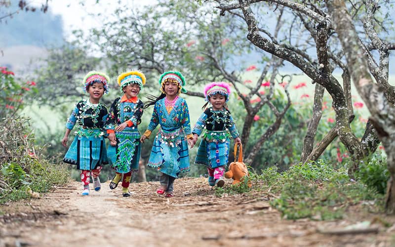 دختربچه هایی با لباس سنتی در حال پیاده‌روی
