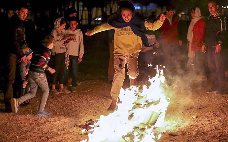 دختری در حال پریدن از روی آتش چهارشنبه سوری